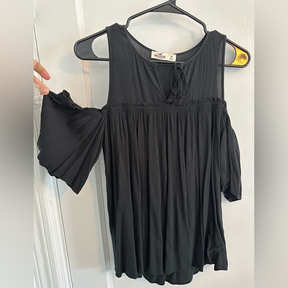 Hollister Size Medium black cold shoulder ruffle sleeve top - Picture 6 of 6
